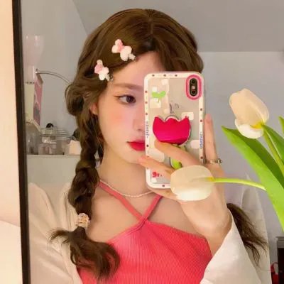 戴流苏耳环的少女