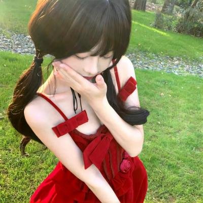 高墙、黑色与帅小伙
